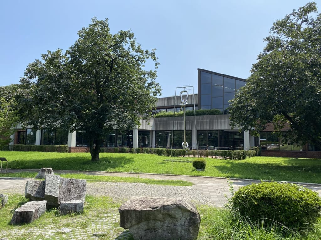 秦野市立図書館