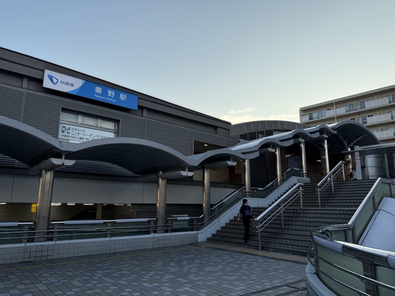 秦野駅コンコースに新規オープンAENA